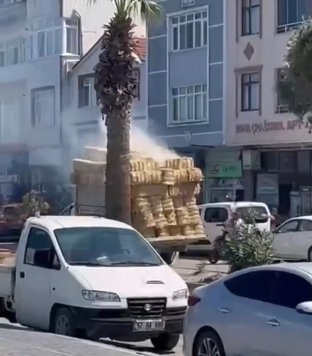 kamyonetin kasasindaki balyalar alevlere teslim oldu mudahale etmek isteyen surucu yaralandi N4IE3QiH