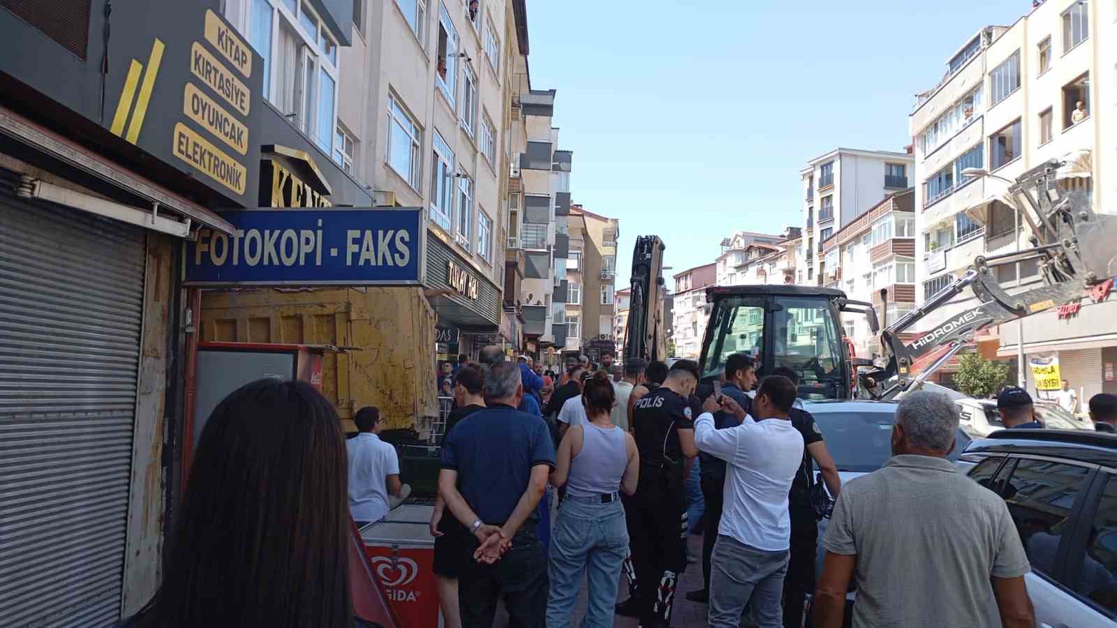 kamyonun frenleri patladi dukkana daldi wZNraqE8