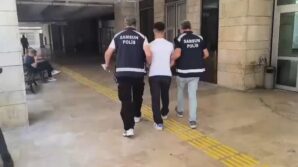 kanser hastasi annesini darbeden agabeyini oldurmustu 10 yil hapis cezasi kesinlesince tutuklandi AxTJL15v