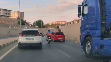 karabukte dugun konvoyundaki araclar trafik kurallarini hice saydi W5F9Z6e9