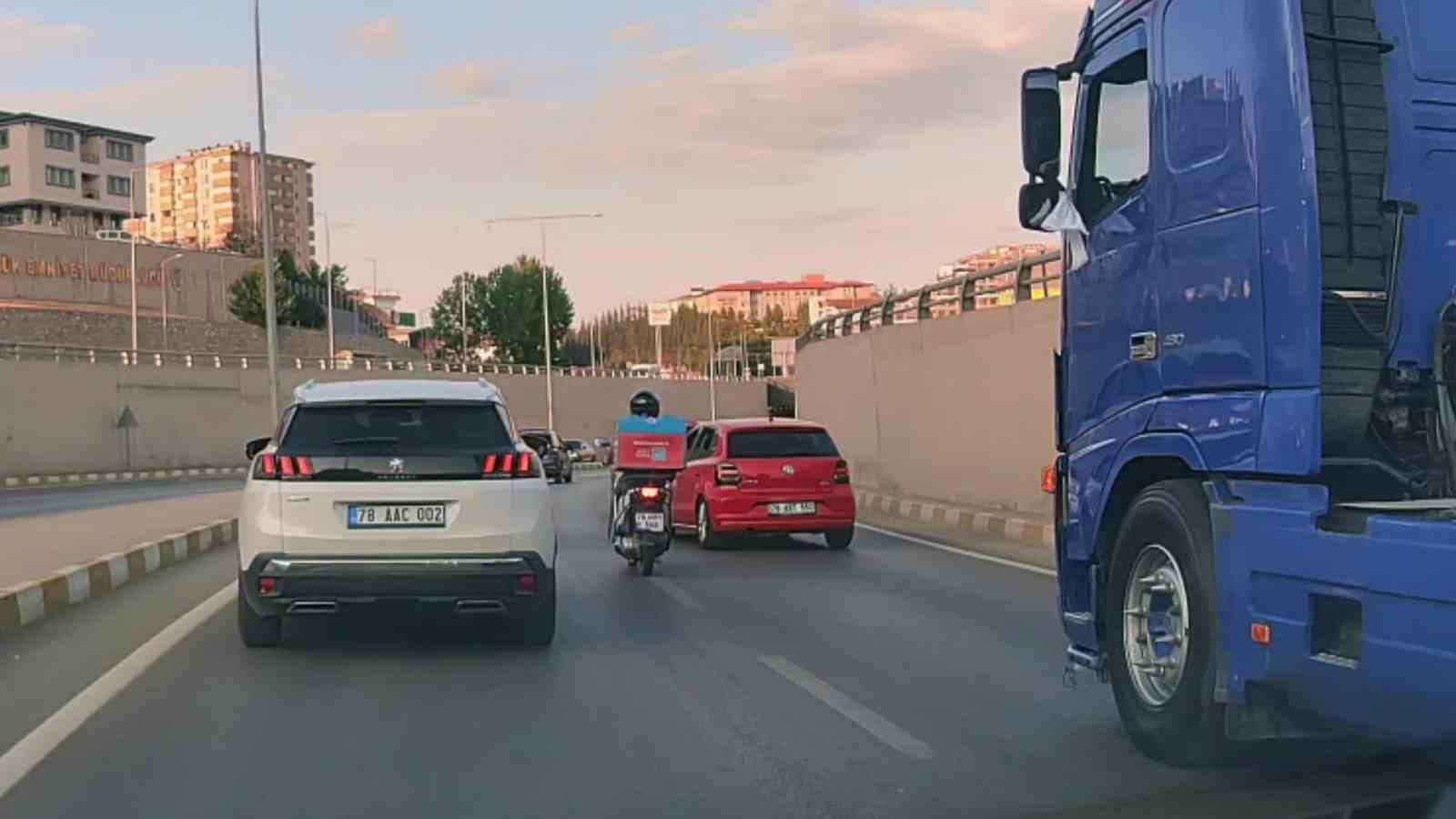 karabukte dugun konvoyundaki araclar trafik kurallarini hice saydi W5F9Z6e9