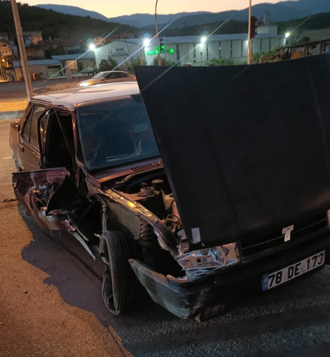 karabukte kamyonet ile otomobil carpisti 2 yarali 8wHZVvCO