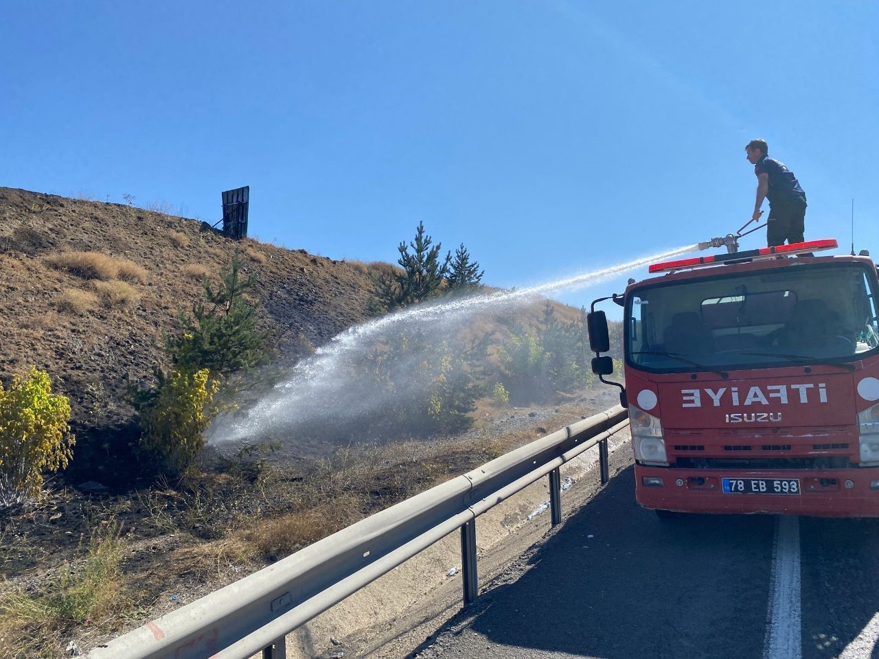karabukte yol kenarinda cikan ot yangini sonduruldu FNuSnnhH
