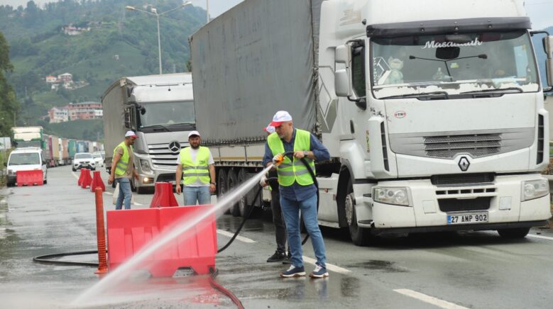 karadeniz sahil yolu kenarina tirlardan atilan copleri gonullu olarak temizlediler iDYOknMR