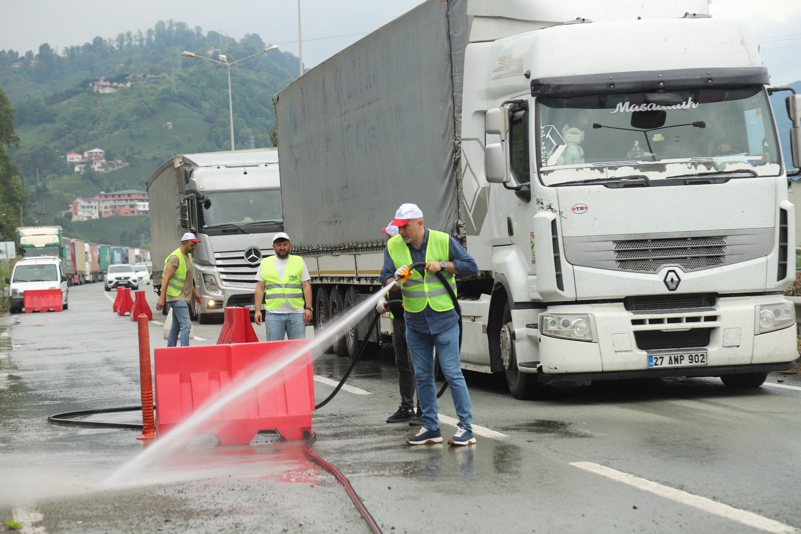 karadeniz sahil yolu kenarina tirlardan atilan copleri gonullu olarak temizlediler iDYOknMR