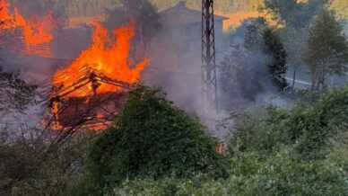 kastamonuda alevlere telim olan iki samanlik yandi BXRdEi6H