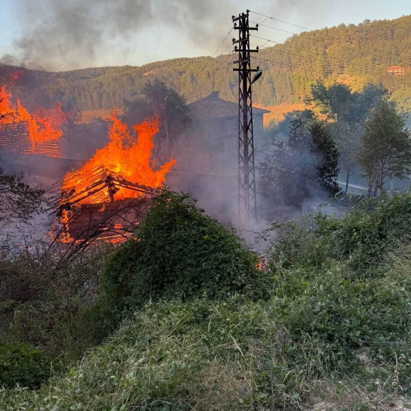 kastamonuda alevlere telim olan iki samanlik yandi BXRdEi6H