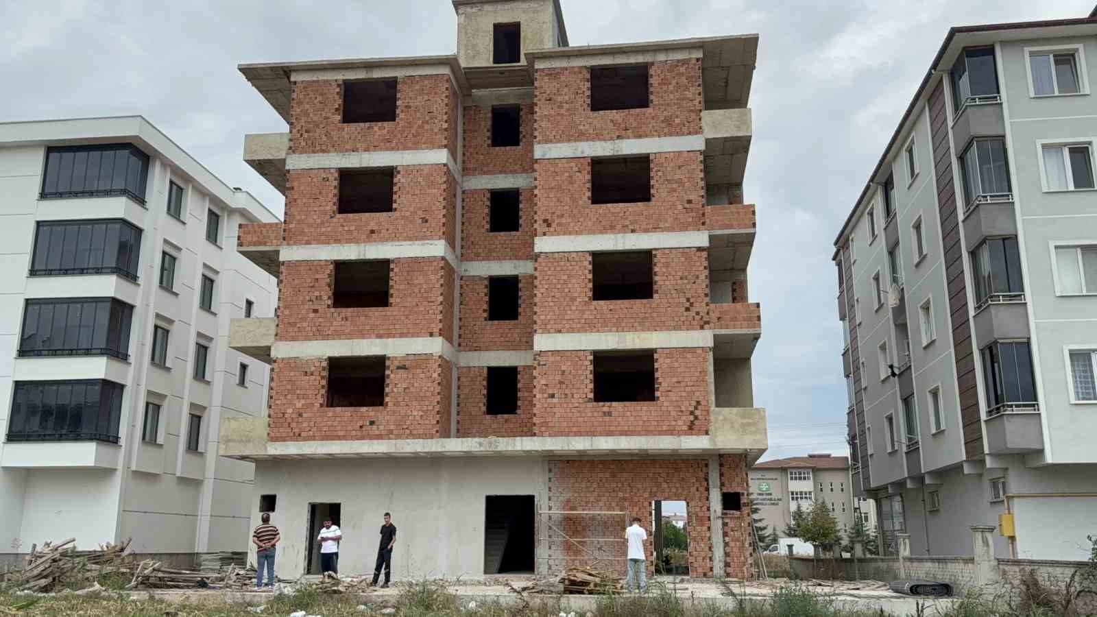 kayip kiz cocugu insaatin onunde olu bulundu