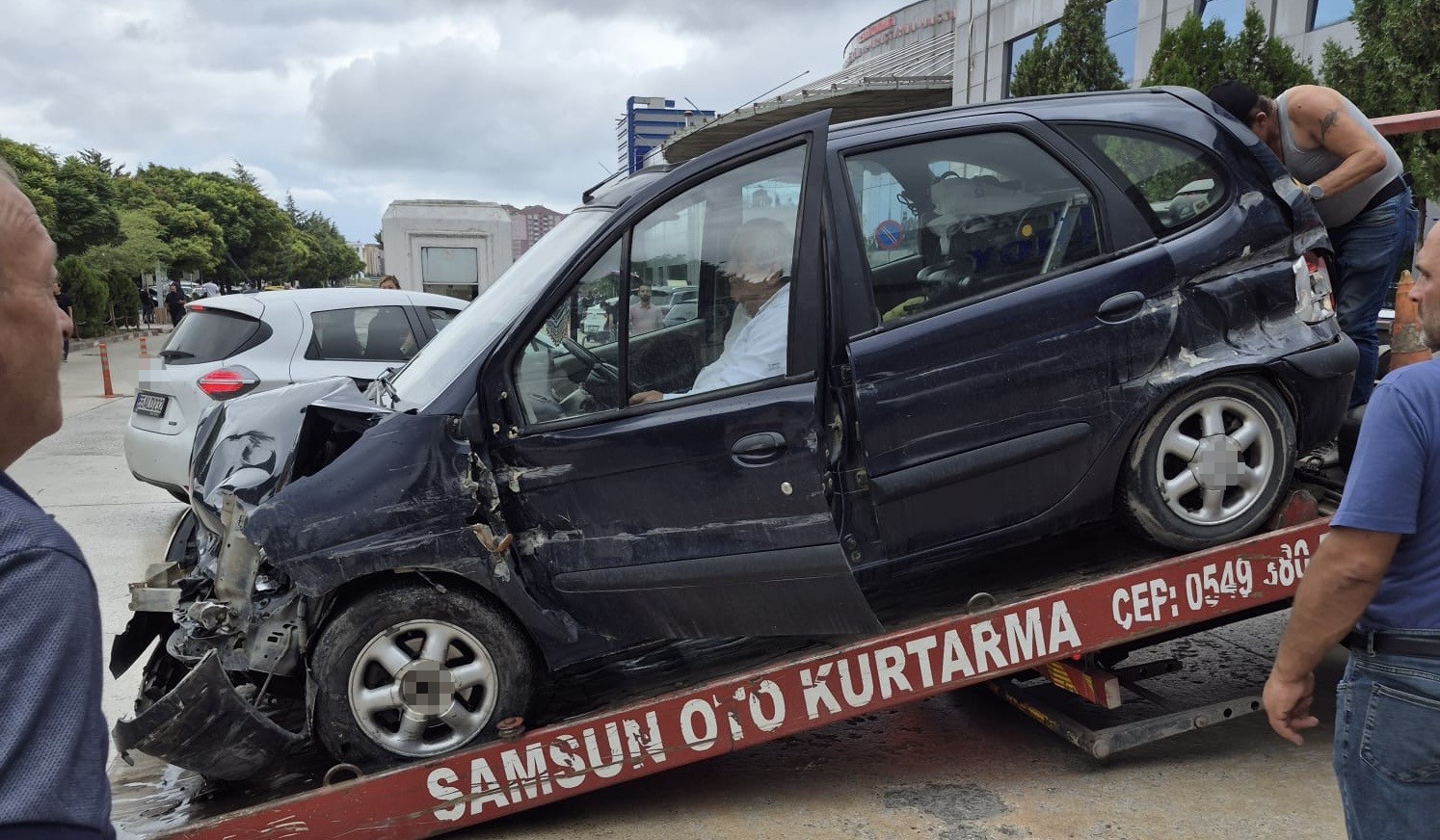 kaza yapti hurdaya donen aracindan inmeyip cekiciyle hastaneye gitti C3T29fkb