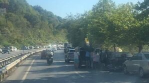 kdz eregli plajlar mevkiinde kara yoluna araclarini park ettiler RiuUtc4x