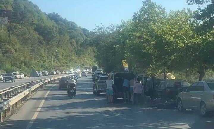 kdz eregli plajlar mevkiinde kara yoluna araclarini park ettiler RiuUtc4x