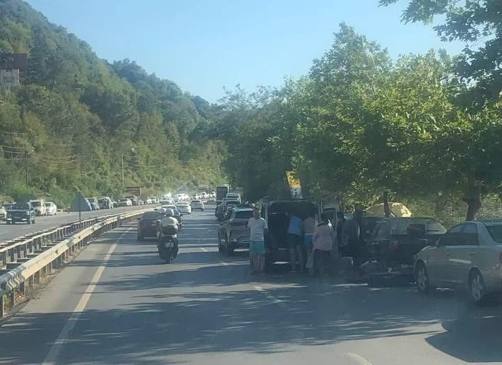 kdz eregli plajlar mevkiinde kara yoluna araclarini park ettiler