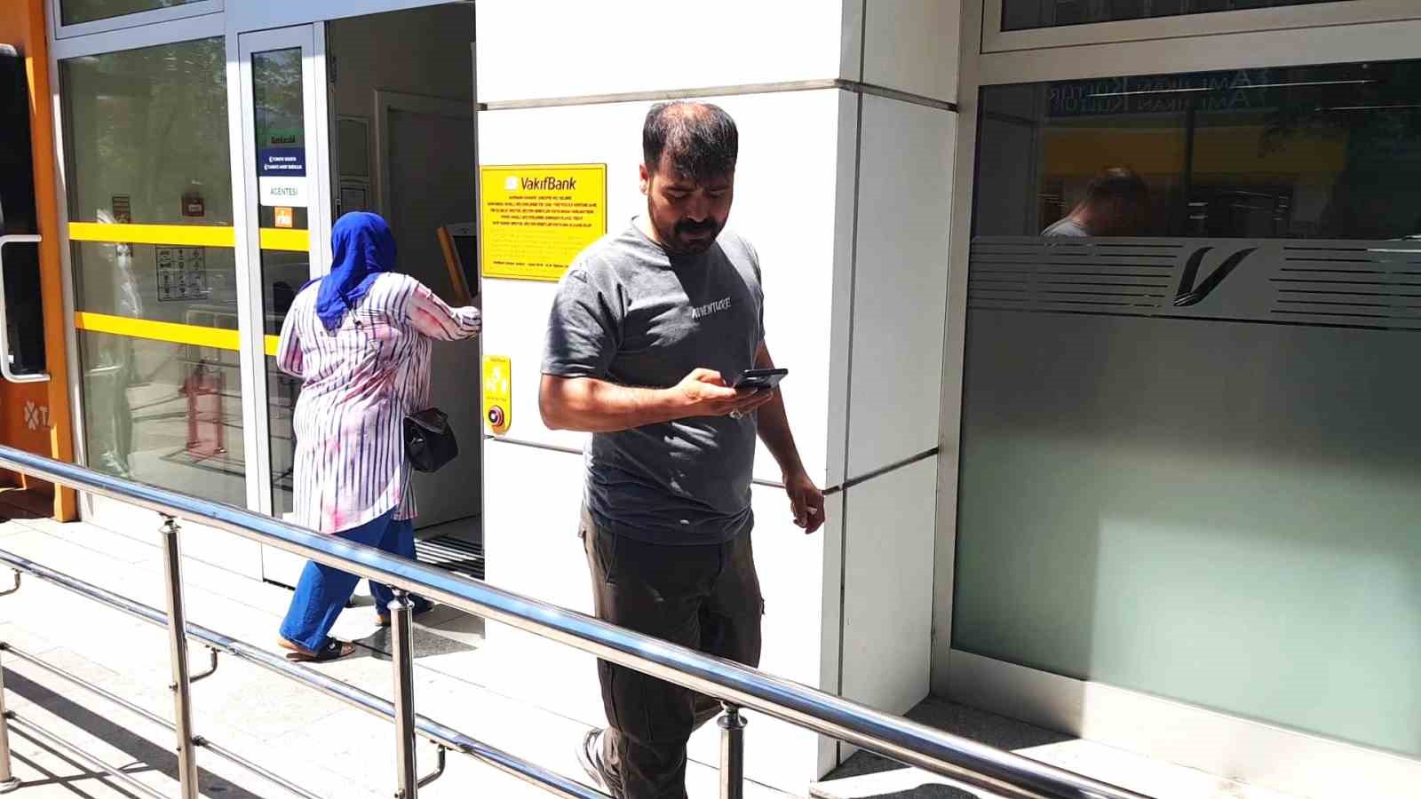 kendisini arayan sahte polise inandi bin 500 dolarindan oldu