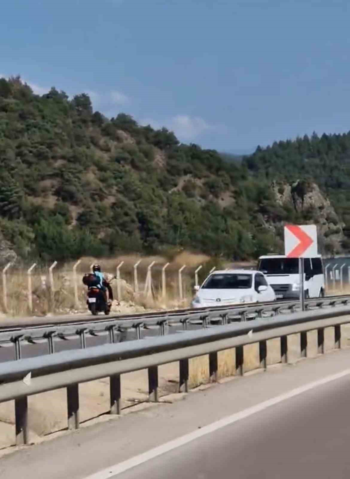 kilometrelerce suren tehlikeli yolculuk kameraya yansidi QfJT5B6y