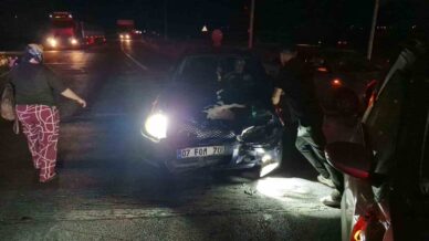 kirmizi isik ihlali yapan arac kazaya karisti o anlar kamerada DFes42hN