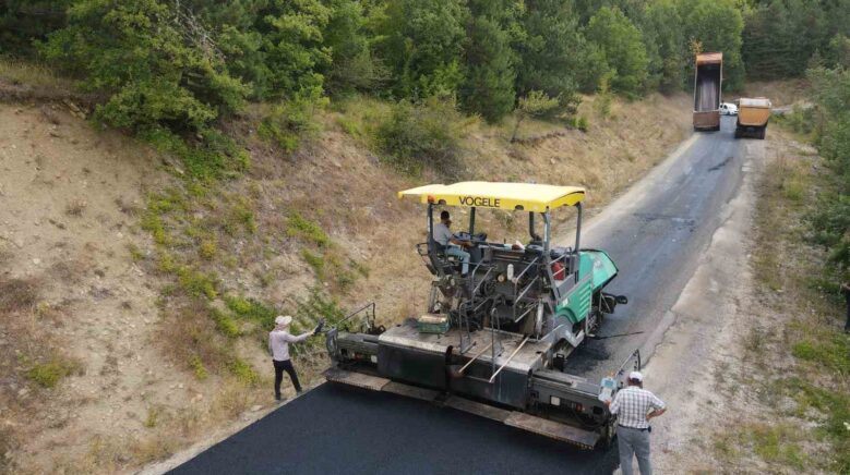 kisin karla mucadele ediyorlar yazin 40 derece sicagin altinda koy yollarini asfaltlamak icin gece 9UARde7H