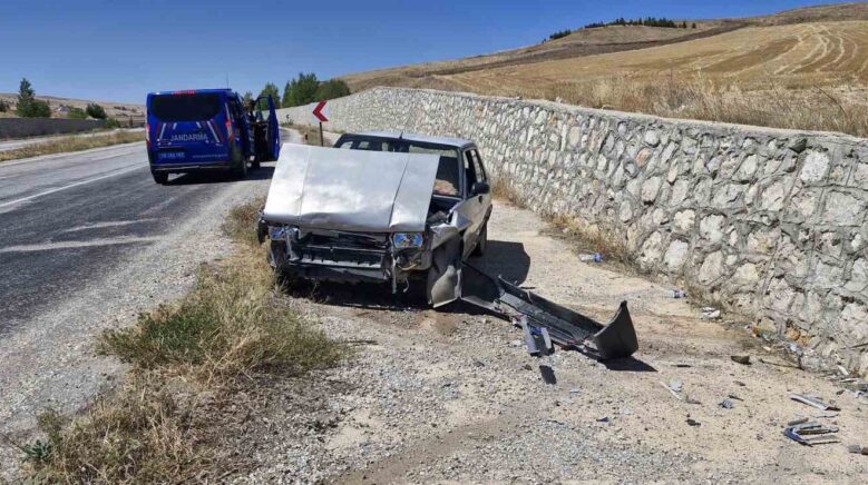 kontrolden cikan fiat tofas otomobil duvara carpti 2 yarali hH45wzMG