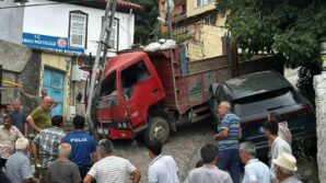 kontrolden cikan kamyon park halindeki arac ile elektrik diregine carparak durabildi 73L7aRBD