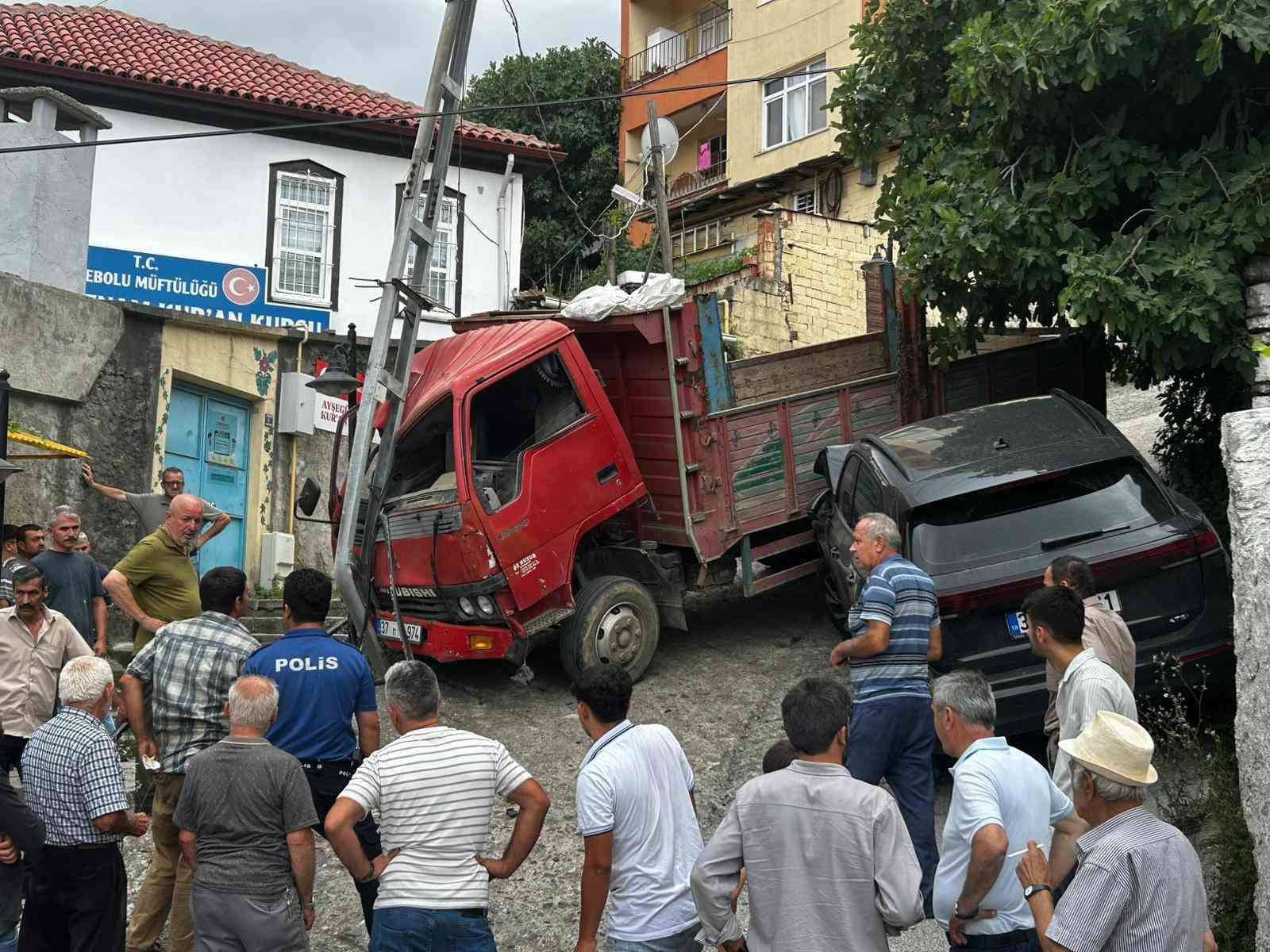 kontrolden cikan kamyon park halindeki arac ile elektrik diregine carparak durabildi 73L7aRBD