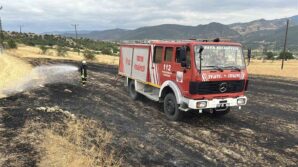 kopan elektrik teli yangina sebep oldu 3 donumluk tarla zarar gordu DDpDsJLD