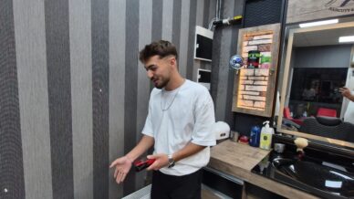 kuaforde gorunmez kaza musterisinin sacini keserken duvardaki petek yere dustu srmGhp2I