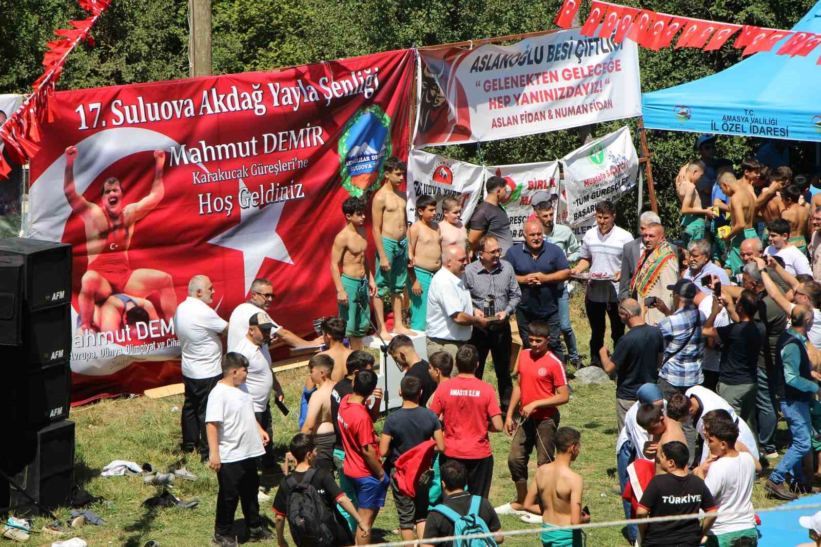 mahmut demirin memleketine sampiyona jesti lS79JGtK