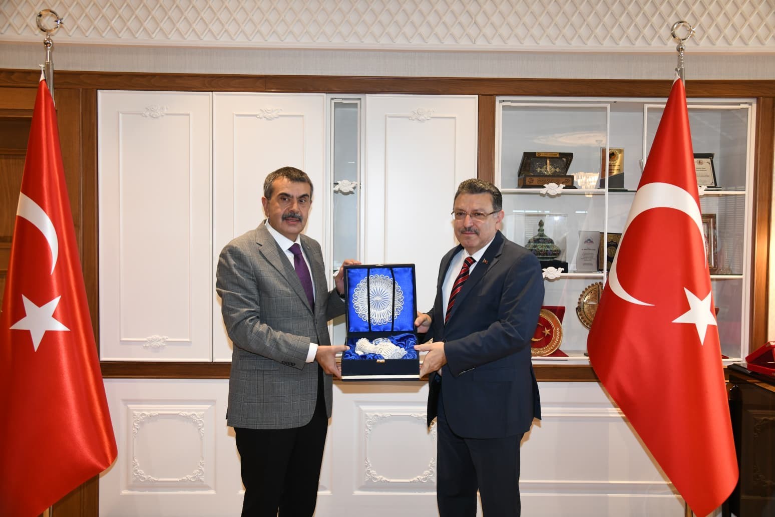 milli egitim bakani yusuf tekinden trabzon buyuksehir belediyesine ziyaret bmLC4Hfw