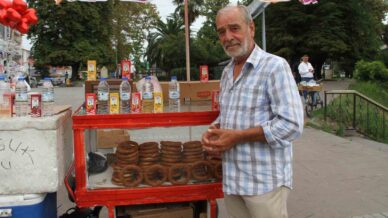 nefesi turkulere yetmedi tarihi koprude simit satiyor bOc1qYmx