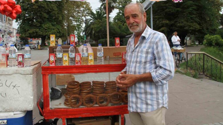 nefesi turkulere yetmedi tarihi koprude simit satiyor bOc1qYmx