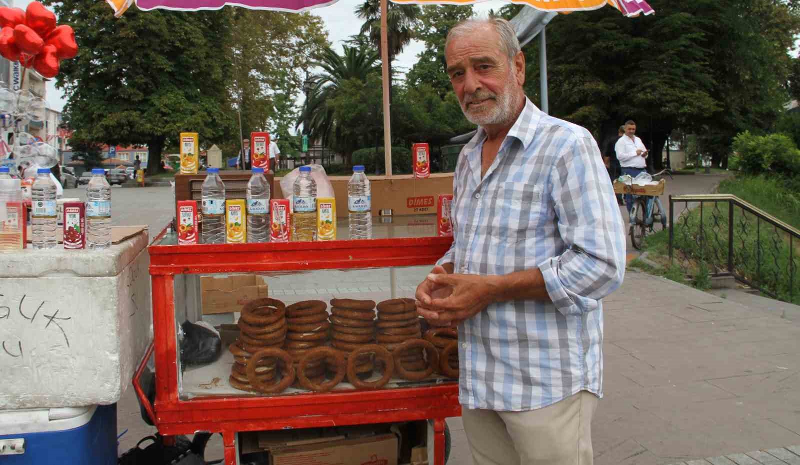 nefesi turkulere yetmedi tarihi koprude simit satiyor
