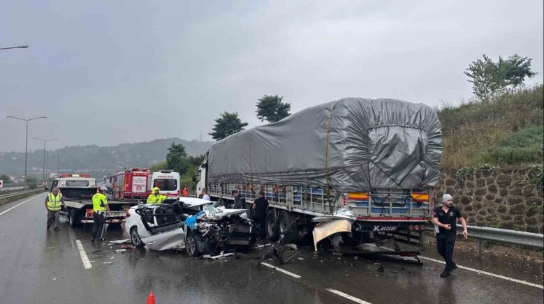 orduda otomobil park halindeki tira carpti 1 olu 2 yarali UHWDq8nZ