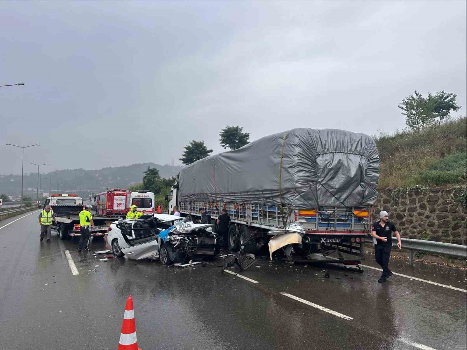 orduda otomobil park halindeki tira carpti 1 olu 2 yarali UHWDq8nZ