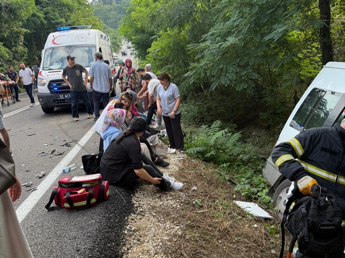 orduda servis minibusu kaza yapti 15 yarali G9NhShJF