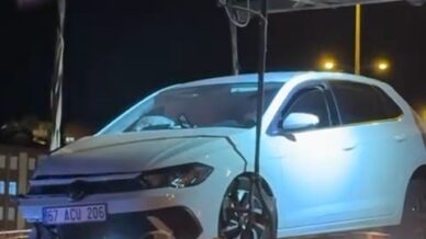 otomobil kopru uzerinde bariyerlere carpti 1 yarali bOmSO76T