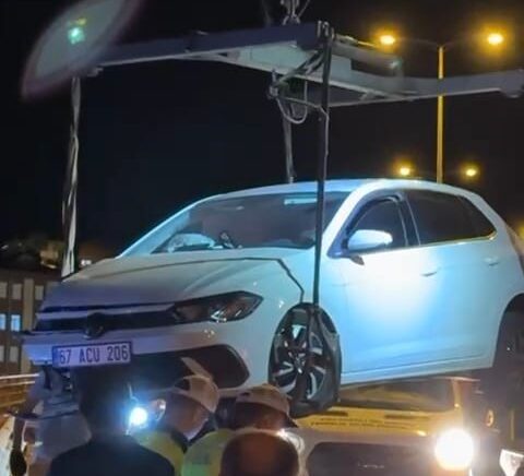 otomobil kopru uzerinde bariyerlere carpti 1 yarali bOmSO76T