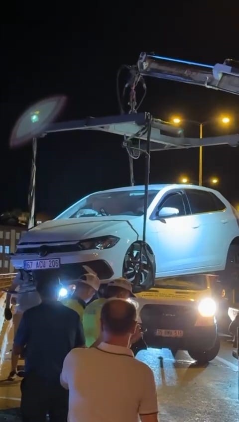 otomobil kopru uzerinde bariyerlere carpti 1 yarali bOmSO76T