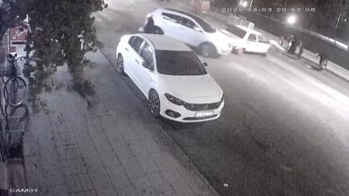 otomobil yaya gecidinde duran araca boyle carpti 2 yarali qtLnkqwm