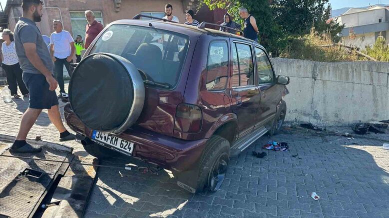 otomobilin freni bosaldi iki araca carpti 4 yarali GJVxcTjT