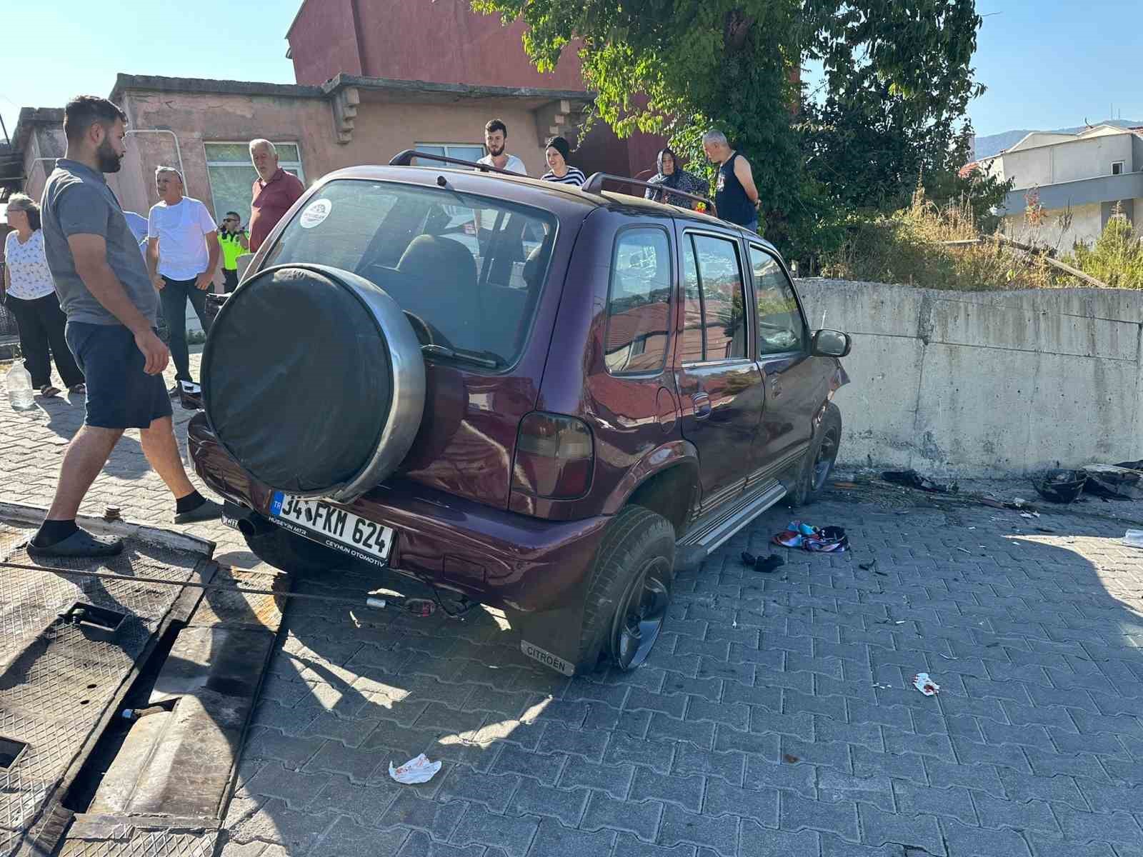 otomobilin freni bosaldi iki araca carpti 4 yarali