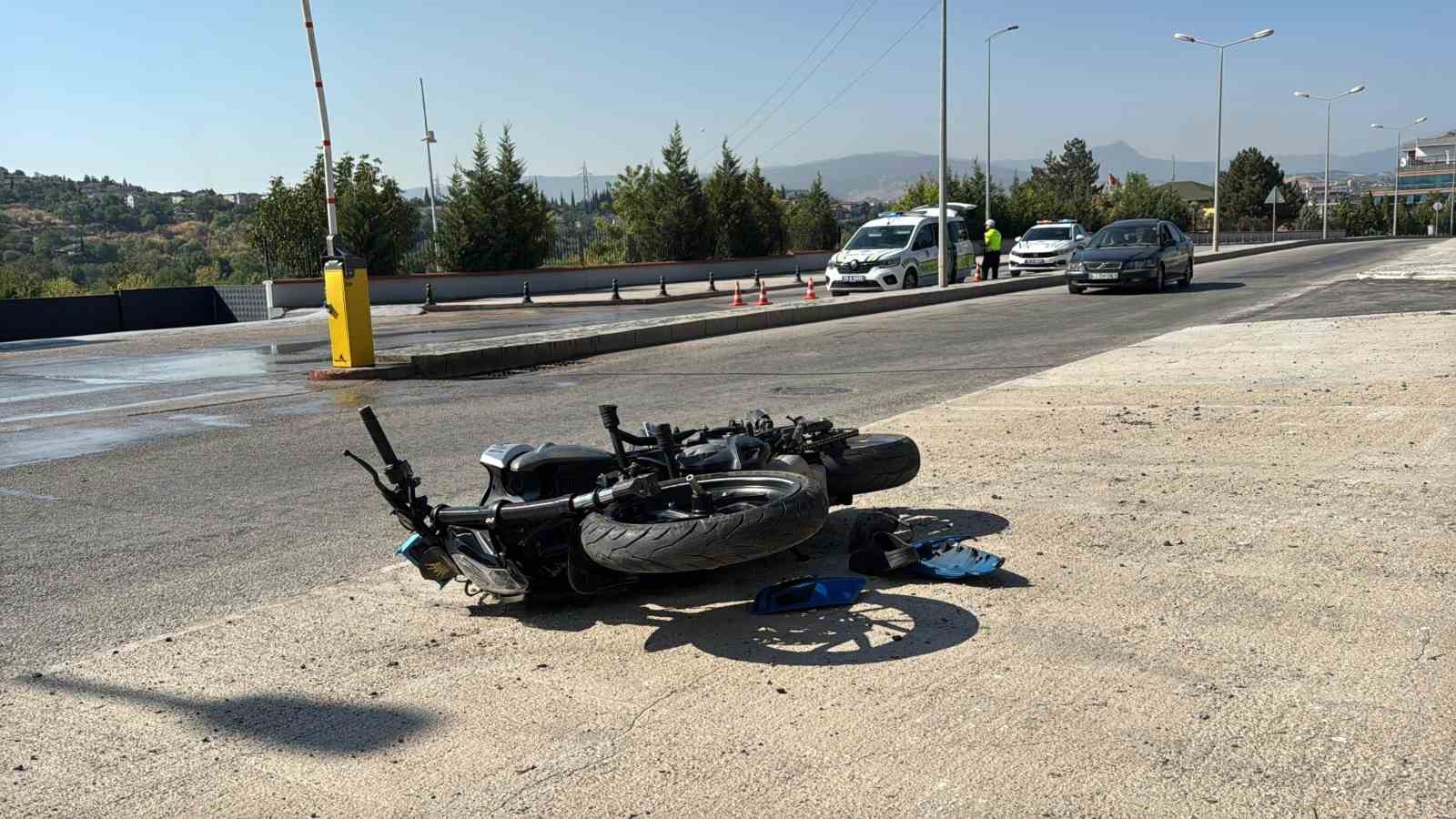 otomobille carpisan motosikletteki 2 kisi agir yaralandi O5GEY8Jg