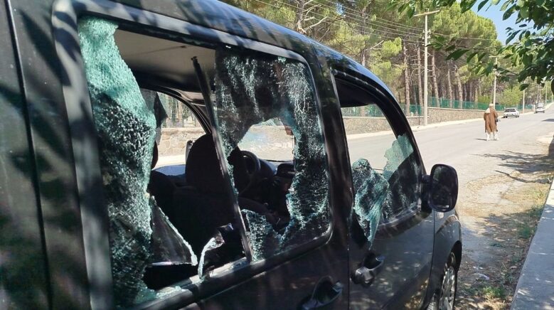 park halindeki araca sopali saldiri r7Wtn8l9