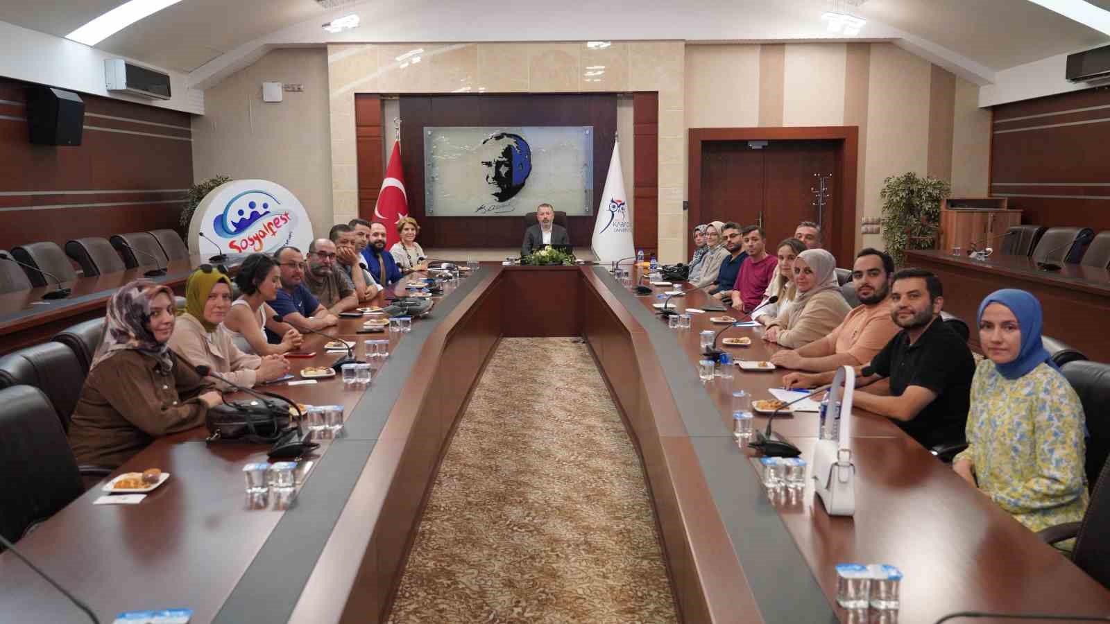 rektor kirisik ogrencilerimize yalnizca bir diploma degil guclu bir gelecek vizyonu sunuyoruz JjnjURHM