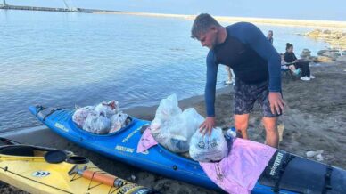 sahildeki copleri toplayip kanoyla tasidi gFD4vrFX