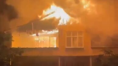 samsun ordu yolu kenarinda korkutan yangin 2 katli ev alevlere teslim oldu mh11VKSF