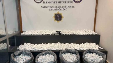 samsun polisi dijital takiple 171 bin 824 adet sentetik ecza ele gecirdi 5 gozalti IPM3KkwW