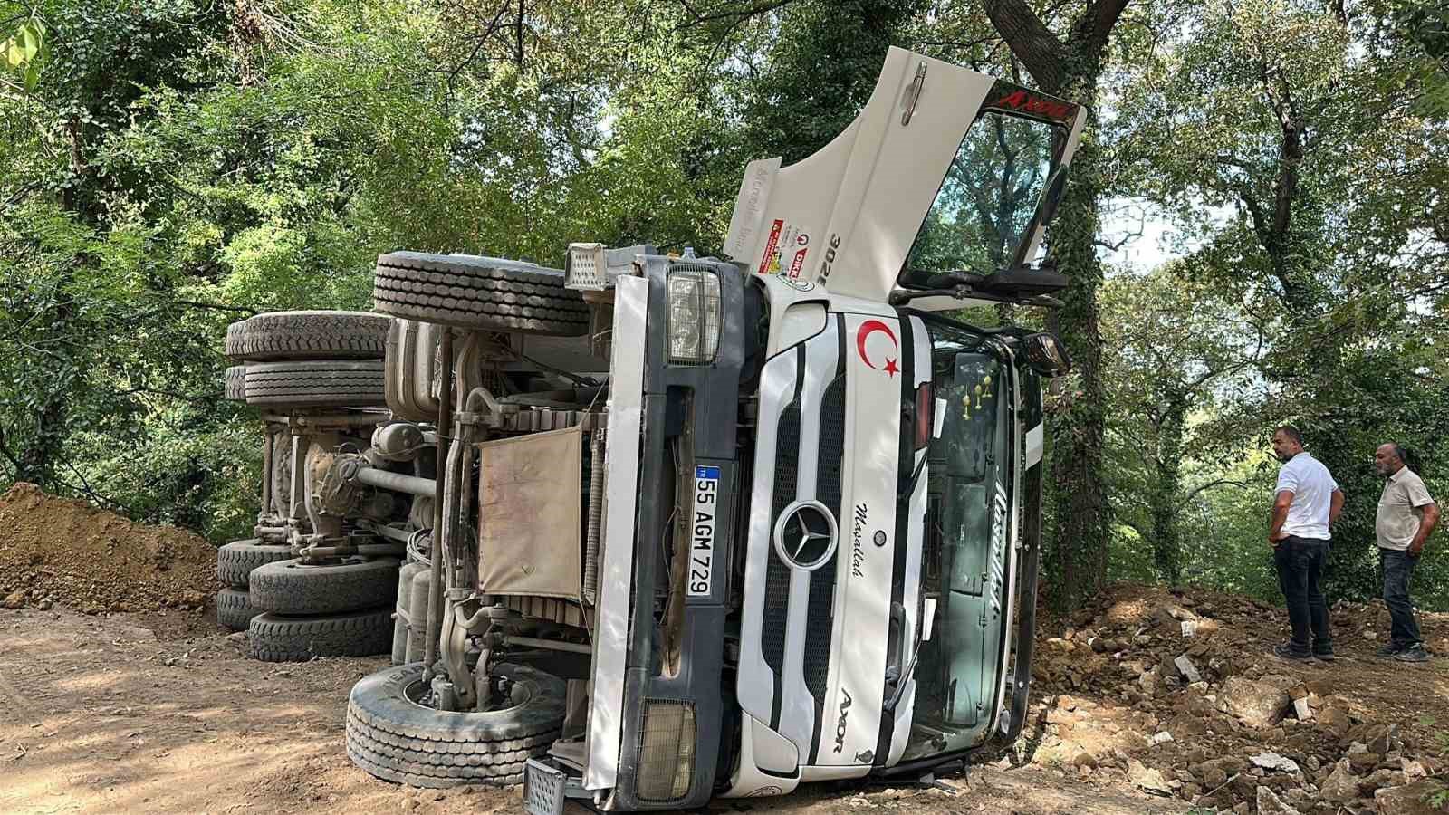 samsunda hafriyat kamyonu devrildi 1 yarali m81J9Jmk
