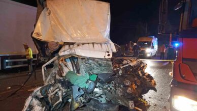 samsunda kamyonet park halindeki tira carpti 1 olu 1 yarali ESgr5TYw