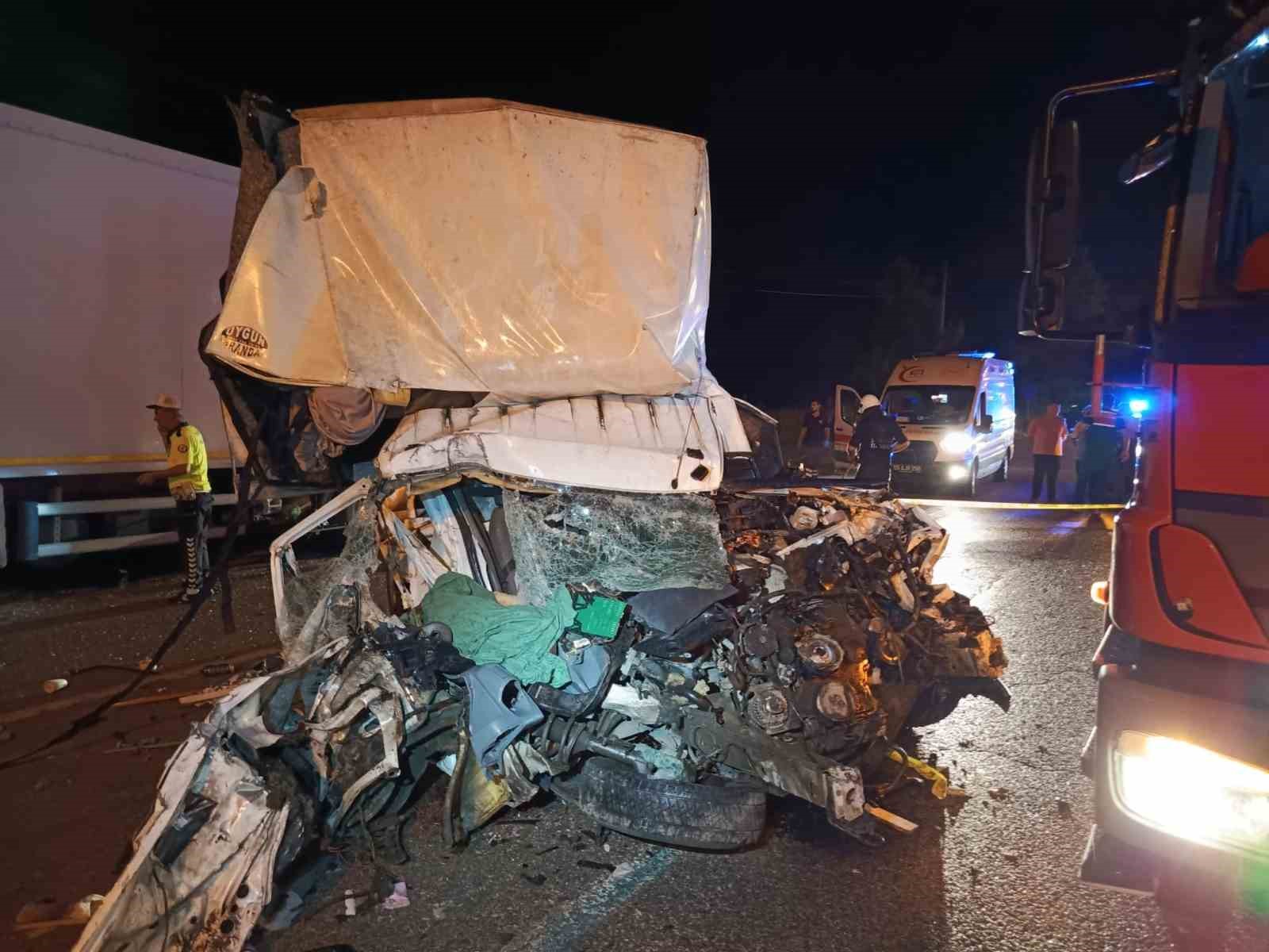 samsunda kamyonet park halindeki tira carpti 1 olu 1 yarali ESgr5TYw