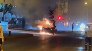 samsunda otomobil alev alev yandi 7GpB5XO2