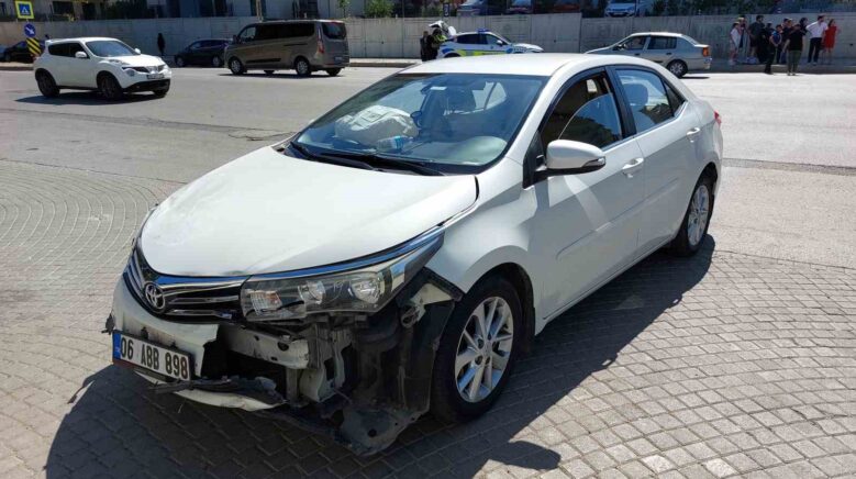 samsunda otomobil kamyonla carpisti 3 yarali avFkJUOi